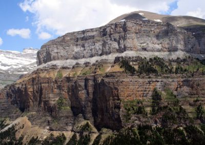 La Fraucata. Restos calcáreos de fondos oceánicos desplazados por la colisión de placas.