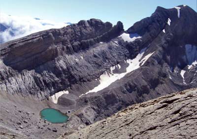 Monte Perdido desde El Cilindro, con el Lago Helado en su base.