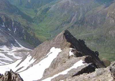 Aguja SO bajando el Pico de Cerbillona (3.247). Al fondo el valle de Ara. La Cerbillona mantiene nieves perpetuas.