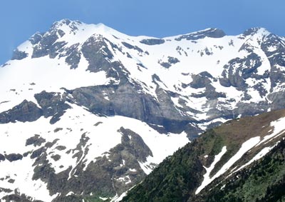La Munia (3.133). Grupo con 6 tres miles. Sus cumbres se alcanzan superando vertiginosas paredes y aristas. El Troumouse (3.085) a la derecha.
